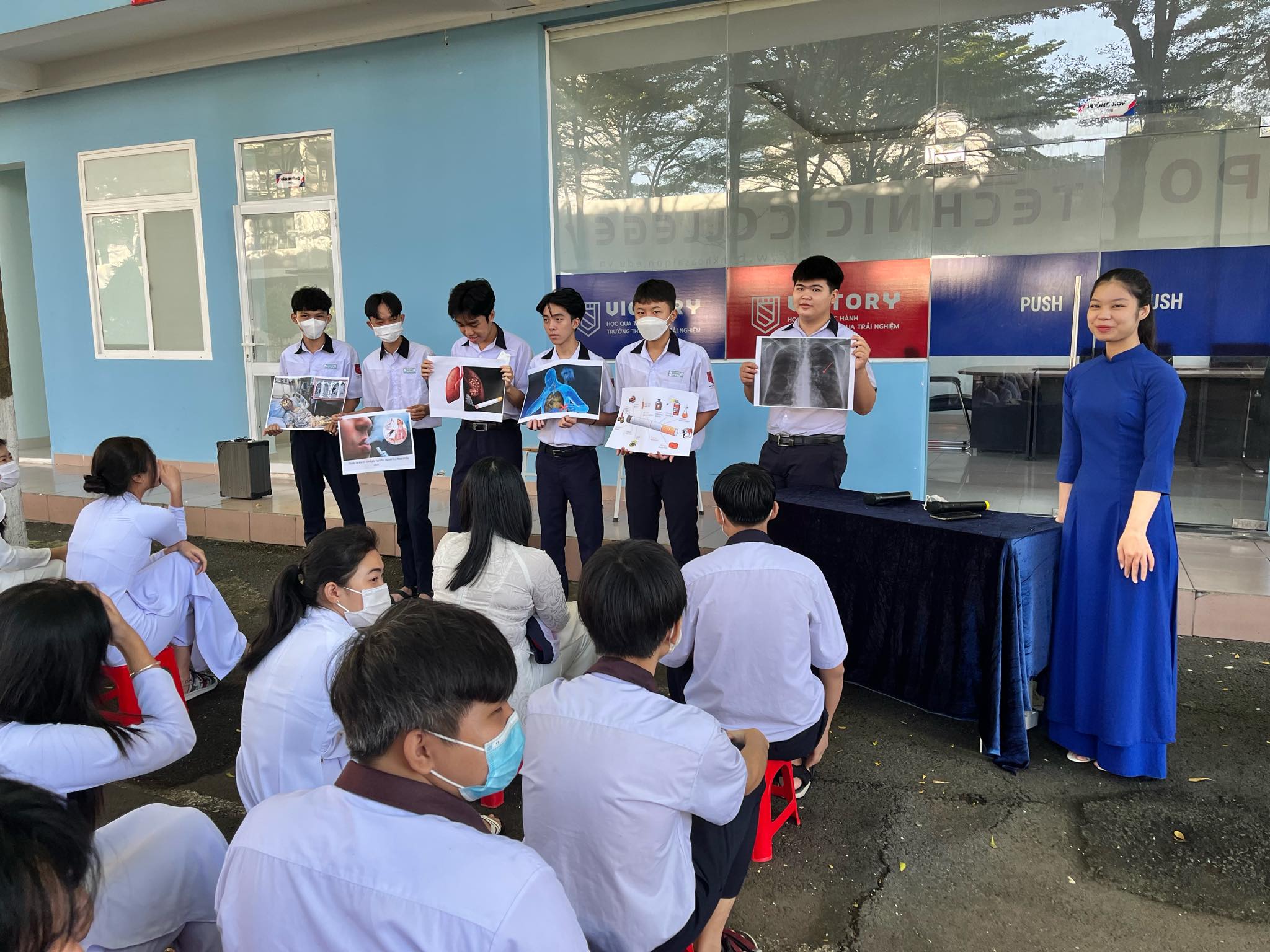 sinh hoạt dưới cờ
